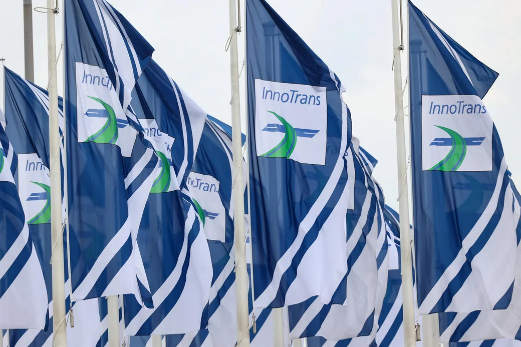 Fahnen der InnoTrans wehen im Wind