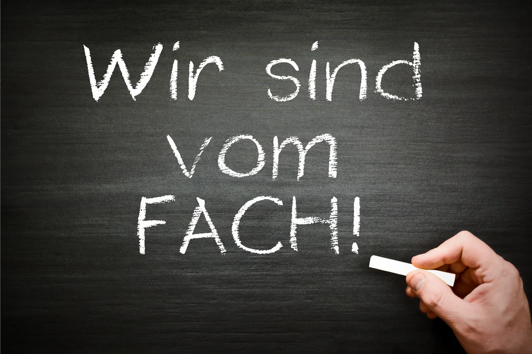 “Wir sind vom Fach!” auf einer Tafel geschrieben