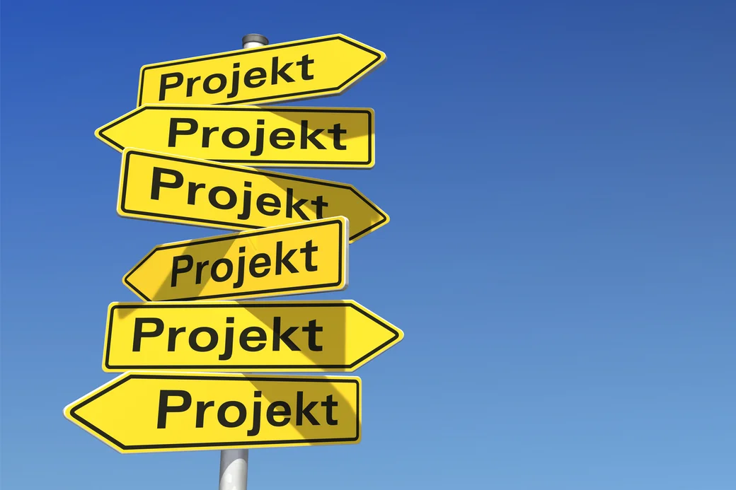 Hinweisschilder mit dem Wort “Projekt” an einem Mast