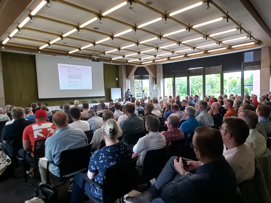 Ein Blick von hinten Richtung Bühne