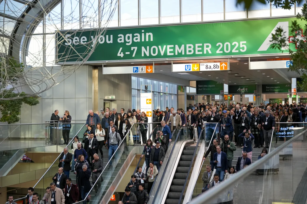 Messebsucher strömen durch den Eingangsbereich